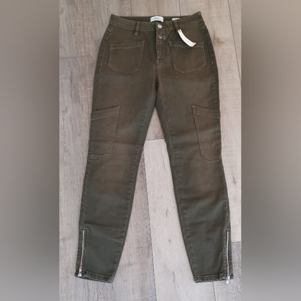 NWT Closed cargo pants. Made in Italy, Size 27 in army green
